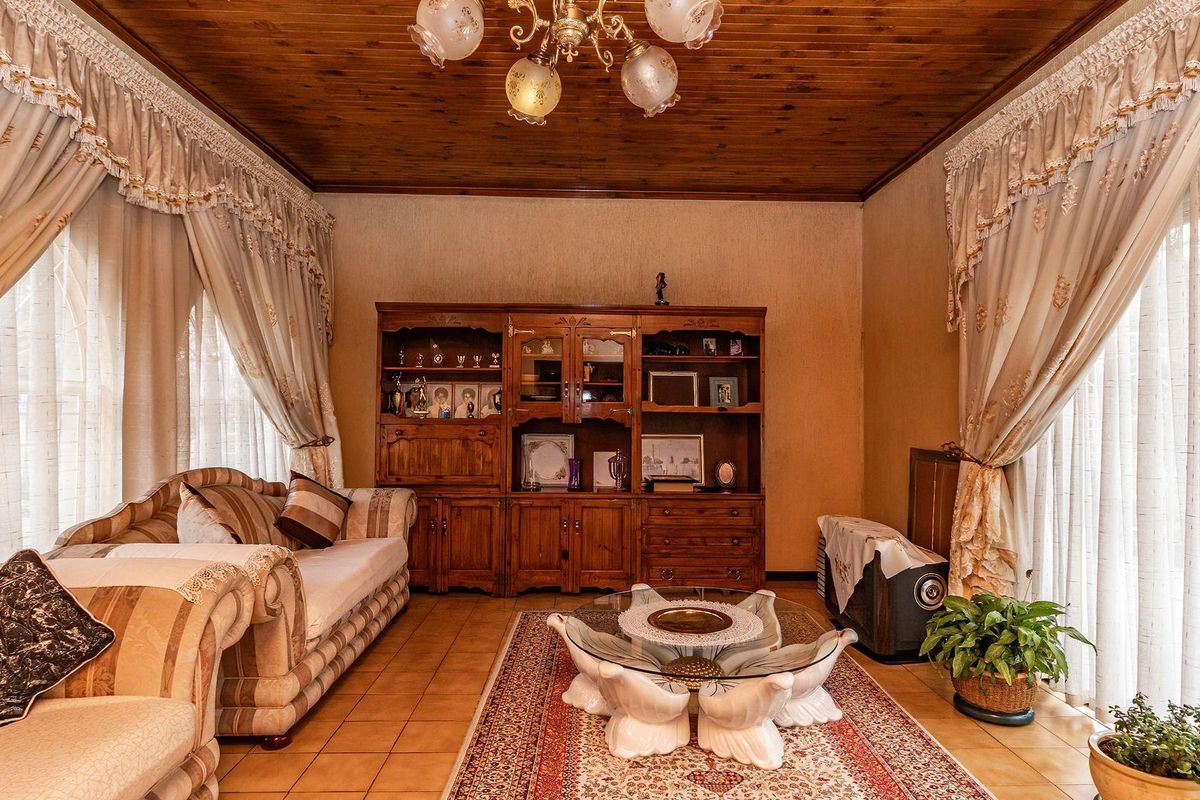Spacious 5-Bedroom Home in Rynsoord - Photo 3