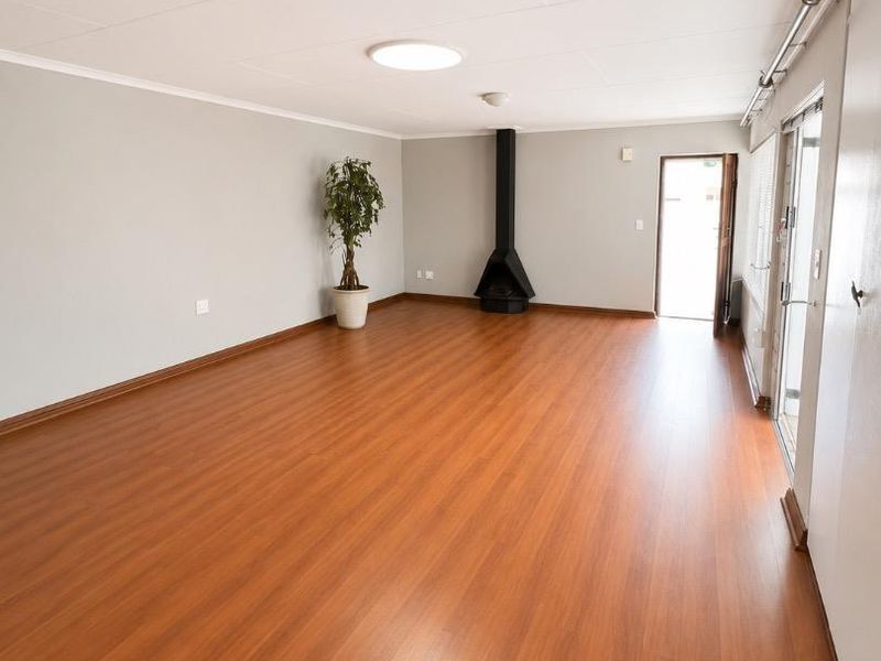 Modern Lock-Up-and-Go with Spacious Living & Stylish Finishes In Moreleta Park For Sale - Photo 6