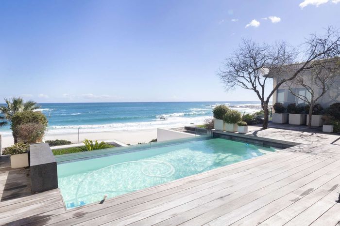 Property #2562407, Townhouse For Sale in Camps Bay