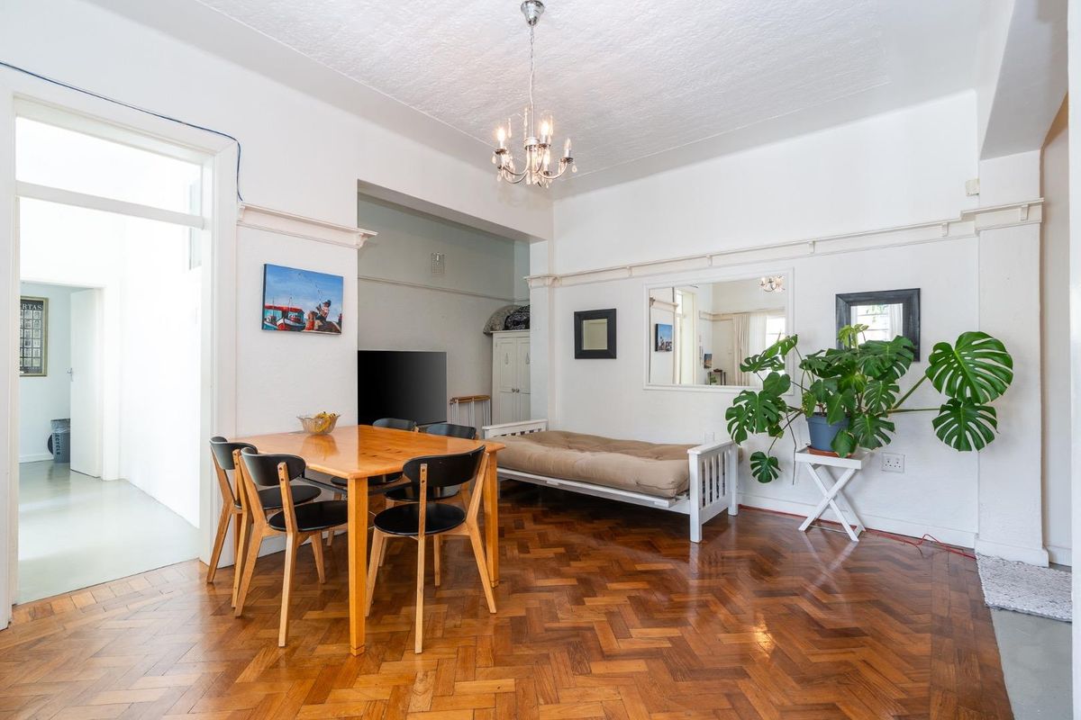 Renovated 2 Bedroom Ground Floor Unit with Garden Access - Photo 5