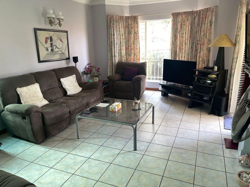 Charming Tudor-Style Family Home in Bruma South - Photo 5