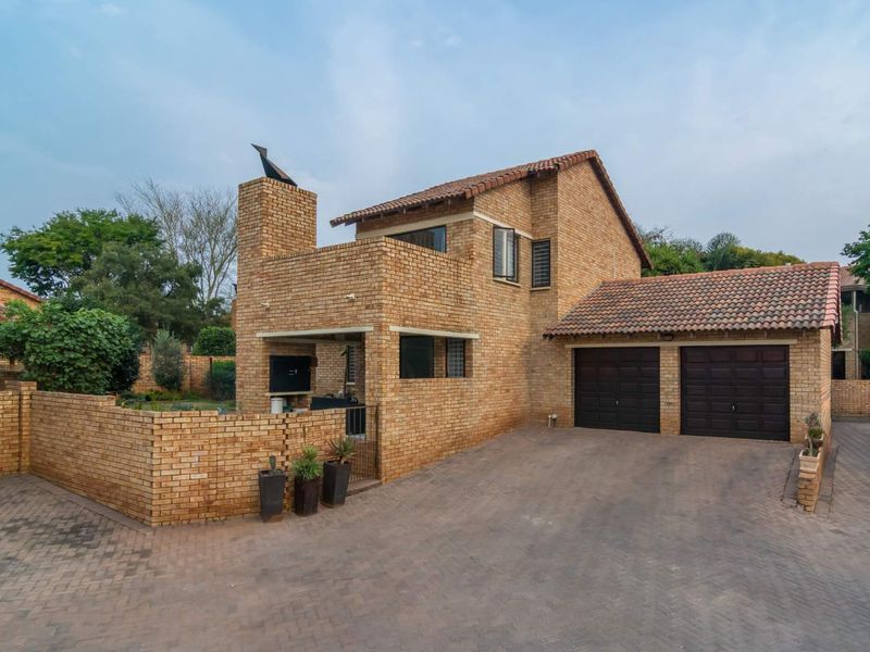 Ultra-modern 4-bedroom townhouse – Move-In Ready! - Photo 6