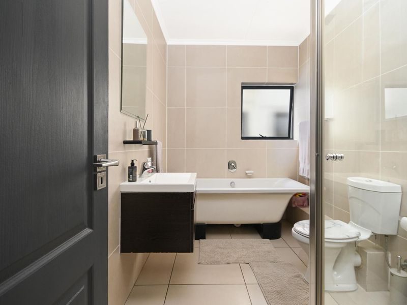 3 Bedroom, 2 bathroom unit in popular De Velde - Photo 3