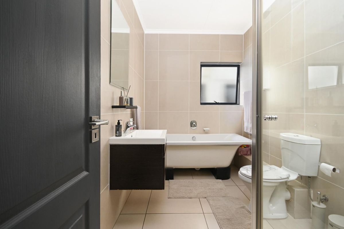 3 Bedroom, 2 bathroom unit in popular De Velde - Photo 3