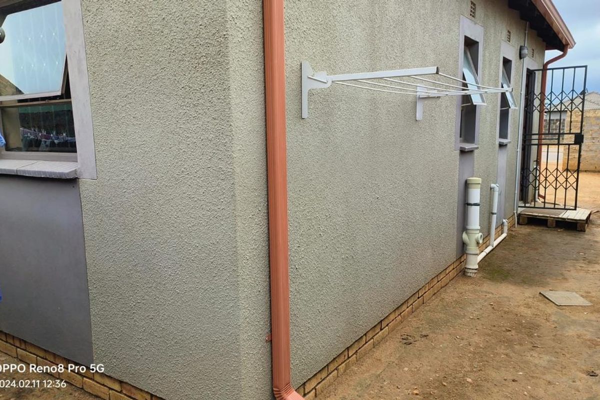 Clayville R 850 000 - Family Home! - Photo 2