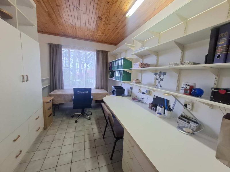 Family home with a flat - Photo 9