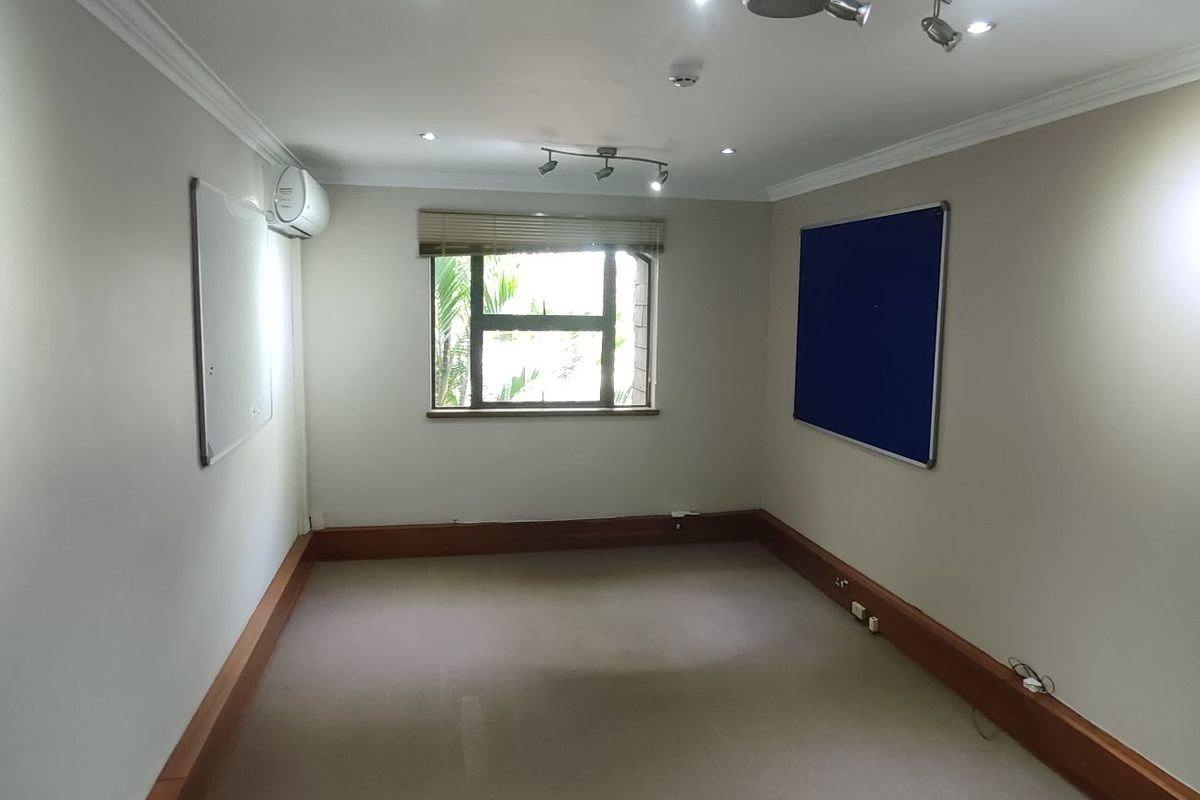 396 Sqm Office space in a tranquil environment! - Photo 2