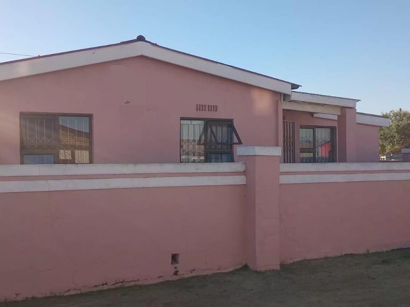Three-bedroom house for sale in B Section, Khayelitsha - Photo 4