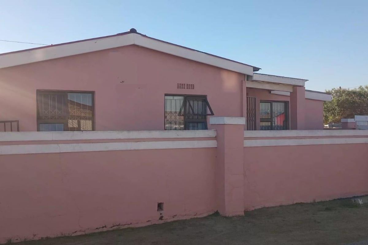 Three-bedroom house for sale in B Section, Khayelitsha - Photo 4
