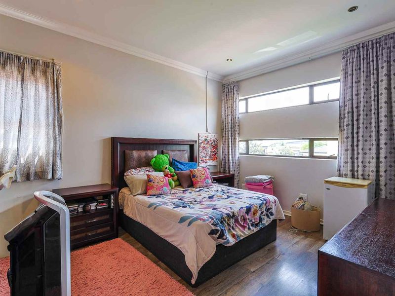 Stylish Family Living with Space, Flow & Exceptional Comfort in Pretoria East - Photo 10