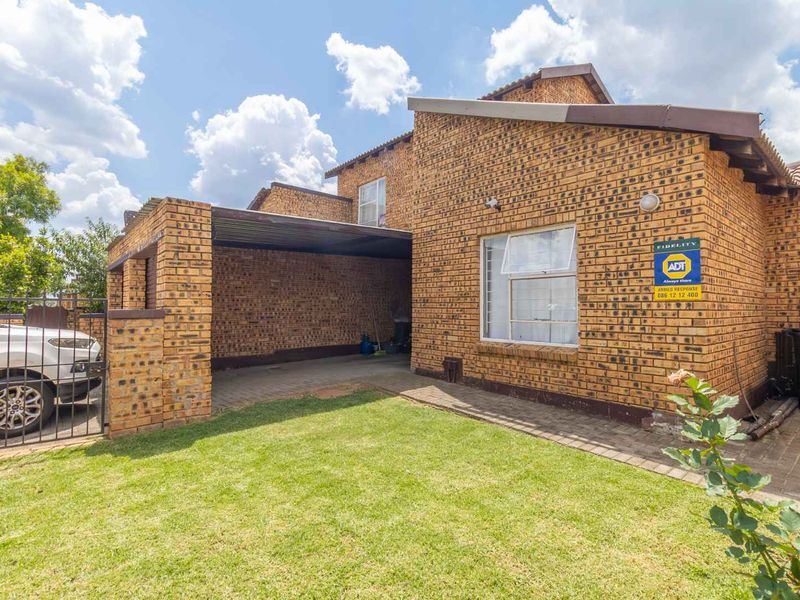 Serenity, Security, and Style in One Perfect Package. Pet-Friendly Oasis with Private Garden Awaits - Photo 2