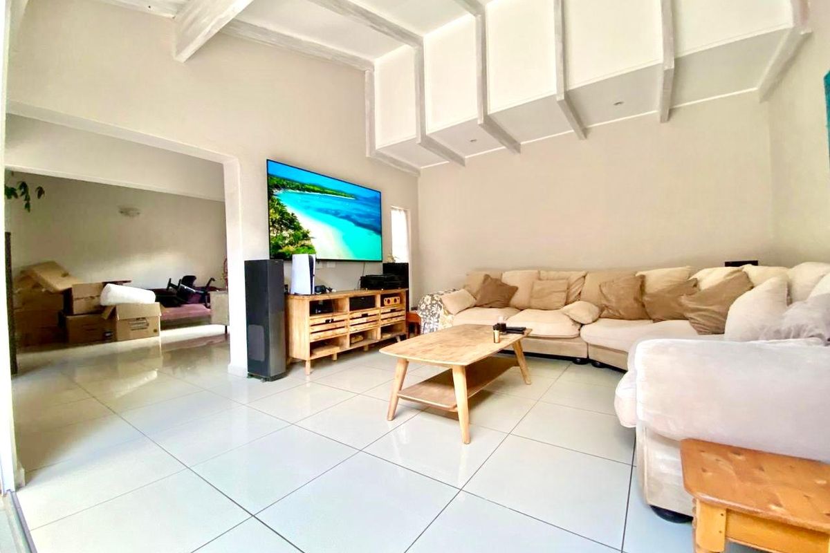 GORGEOUS 4 BED GARDEN TOWNHOUSE IN GALLO MANOR - Photo 4