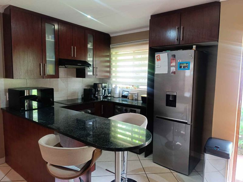 Secure Haven: Charming 3-Bedroom Family Home with Garden - Photo 6