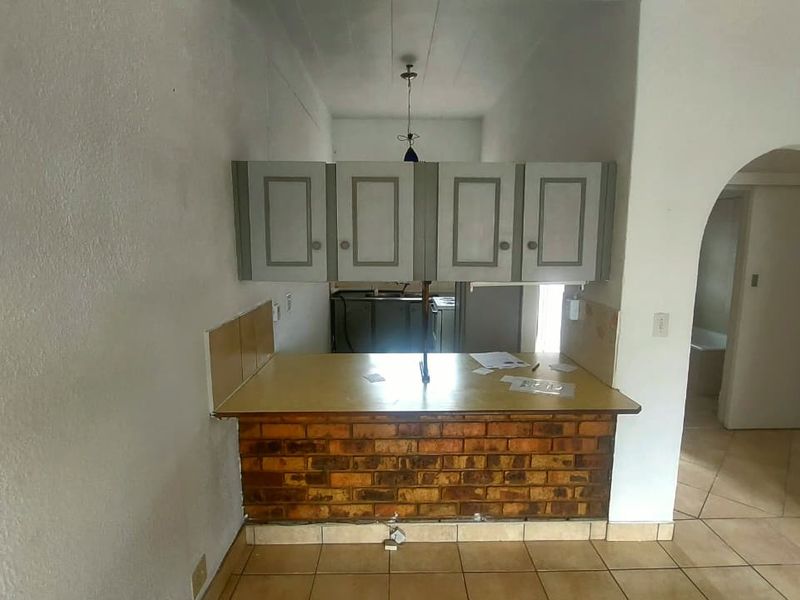 Ground Floor Unit in Secure Complex - Photo 4