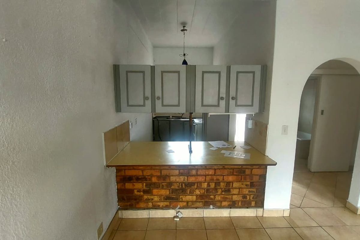 Ground Floor Unit in Secure Complex - Photo 4