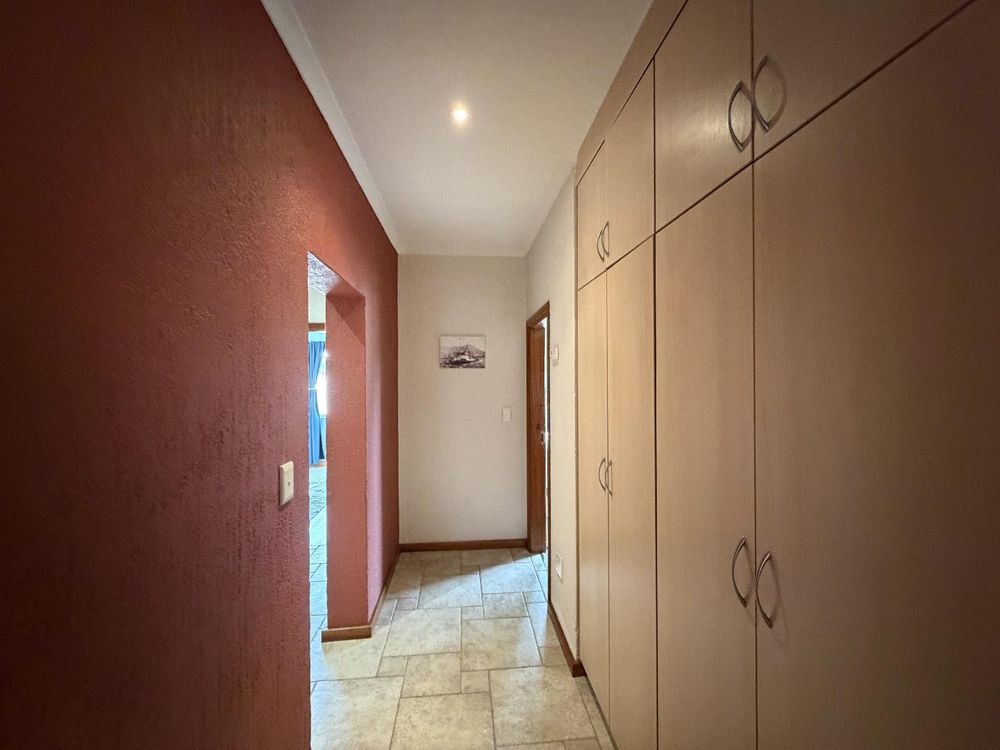 Hallway to bedrooms with linen cuboard