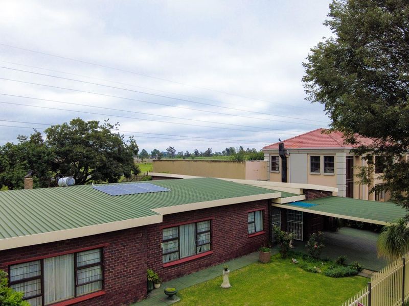 Charming 4-bedroom Facebrick home in a boomed neighbourhood - Photo 3