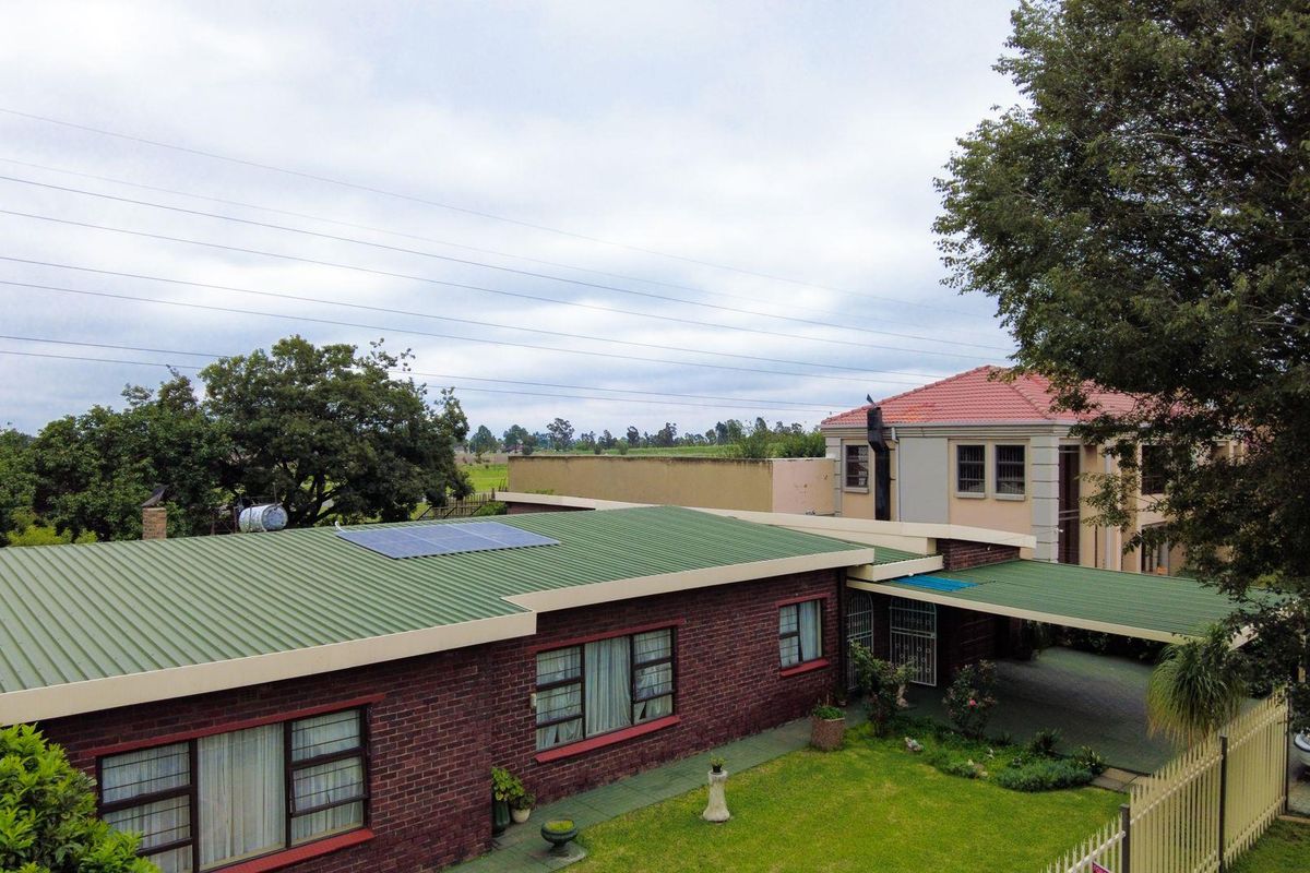 Charming 4-bedroom Facebrick home in a boomed neighbourhood - Photo 3
