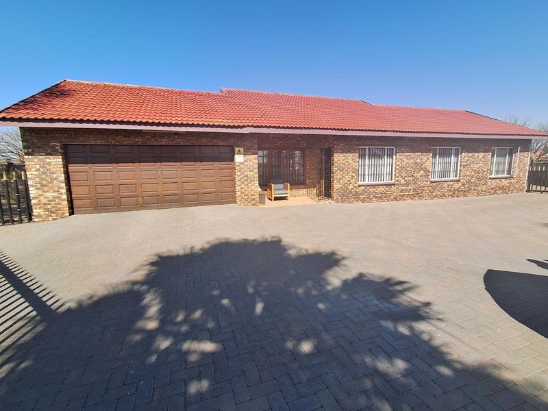 3-Bedroom Facebrick Home with Pool, Lapa, Garden Cottage & Double Garage - Photo 1