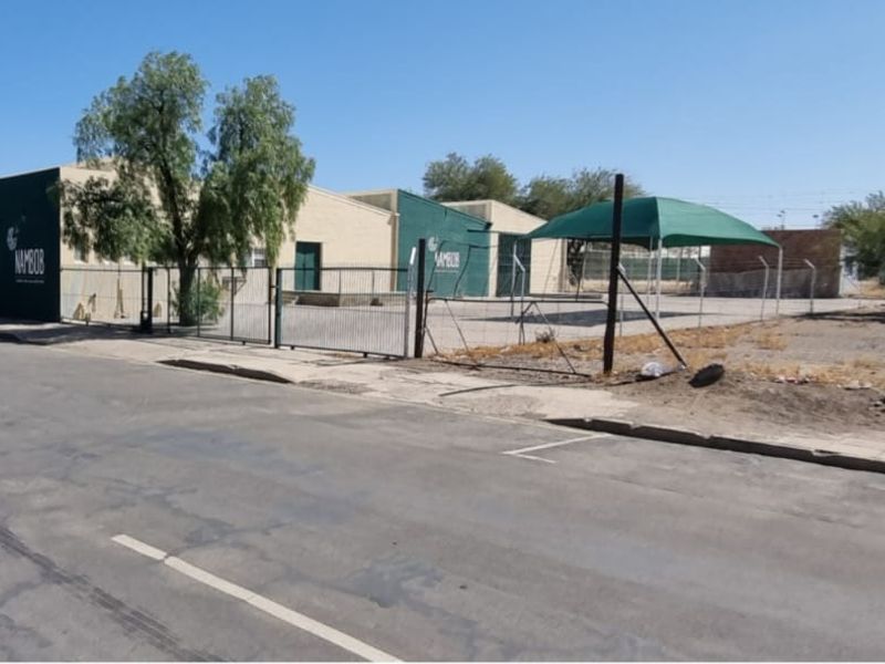 Spacious Warehouse with Office Spaces and Ample Parking: A Prime Investment Opportunity - Photo 5