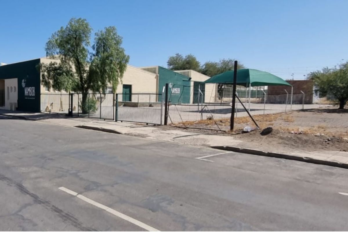 Spacious Warehouse with Office Spaces and Ample Parking: A Prime Investment Opportunity - Photo 5