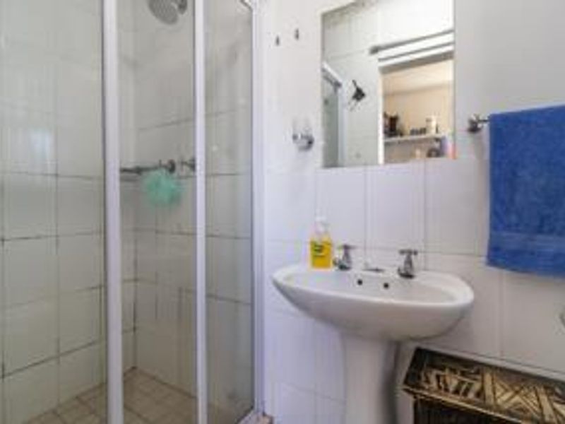 Beautiful 1 Bedroom Apartment for Sale in Secure Complex - Photo 8