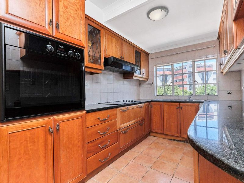 Charming Tudor-Styled 2 Bedroom Apartment in the Heart of Sandown - Photo 5