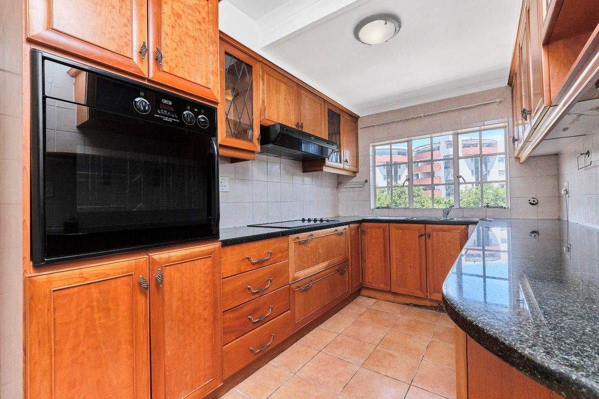 Charming Tudor-Styled 2 Bedroom Apartment in the Heart of Sandown - Photo 5
