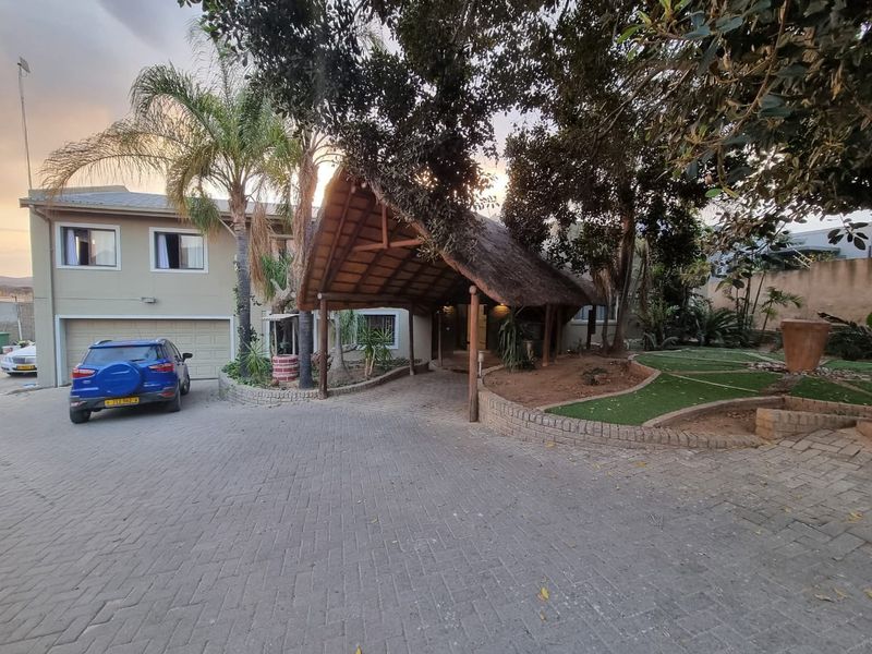 5 Bedroom Freestanding House with Flat 🤩 - Photo 10