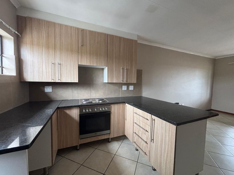 2 Bedroom 1 Bathroom Townhouse For sale in Midrand - Photo 2