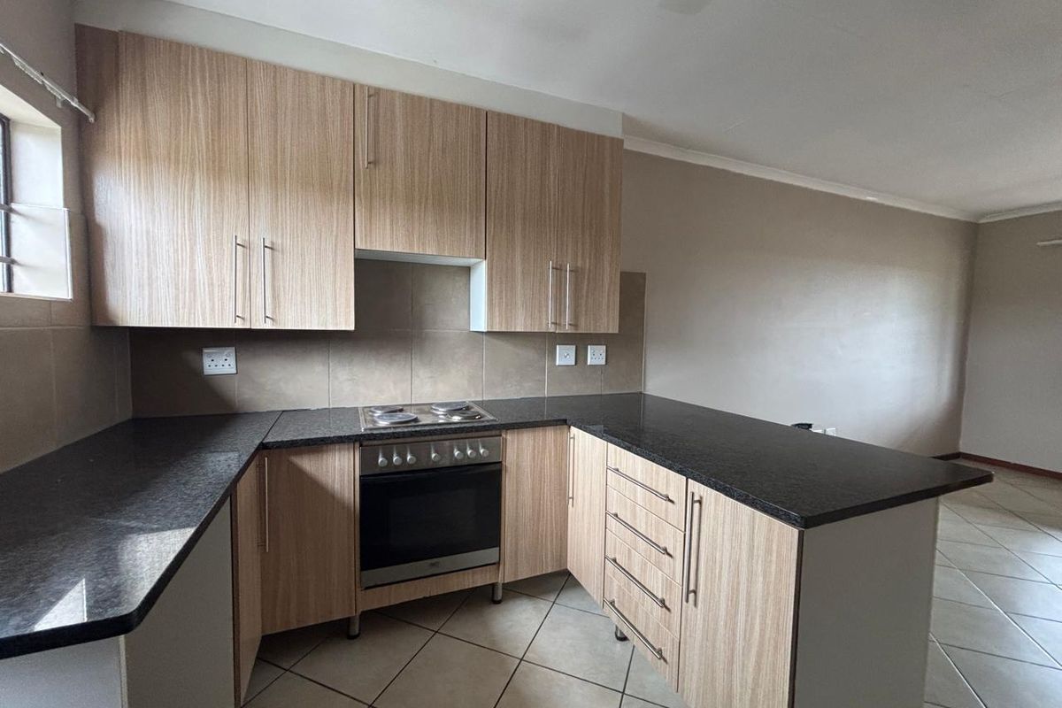 2 Bedroom 1 Bathroom Townhouse For sale in Midrand - Photo 2