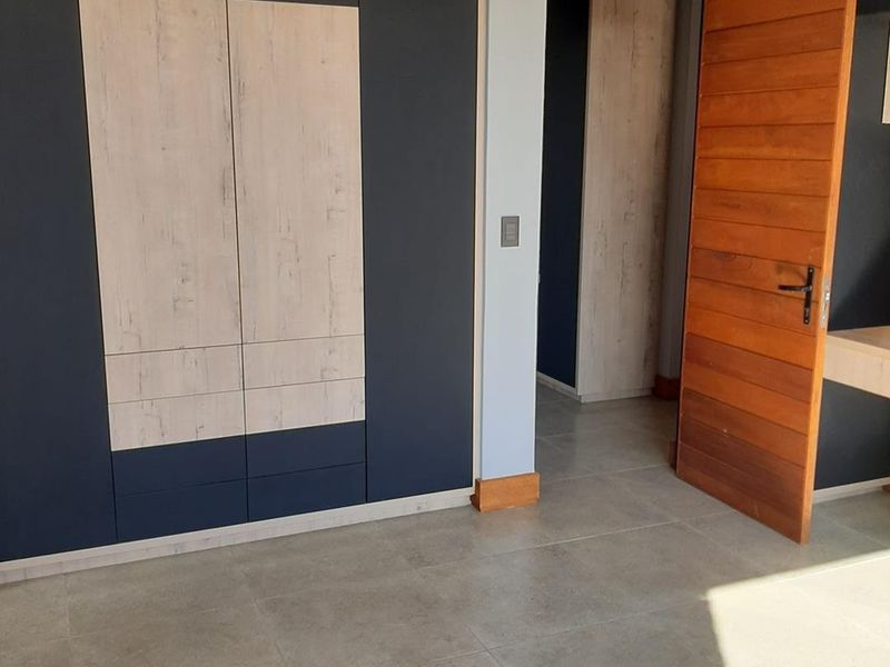 Stunning Upmarket Apartment - Photo 8