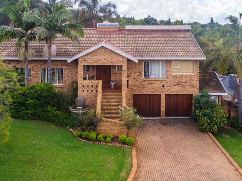 **Exquisite Scale & Panoramic Views: A Masterpiece in Moreleta Park** - Photo 5