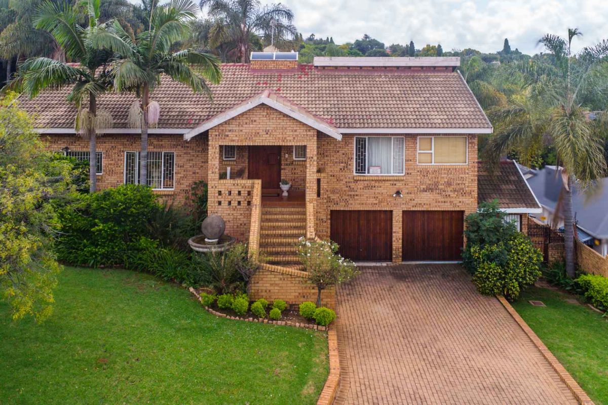 **Exquisite Scale & Panoramic Views: A Masterpiece in Moreleta Park** - Photo 5