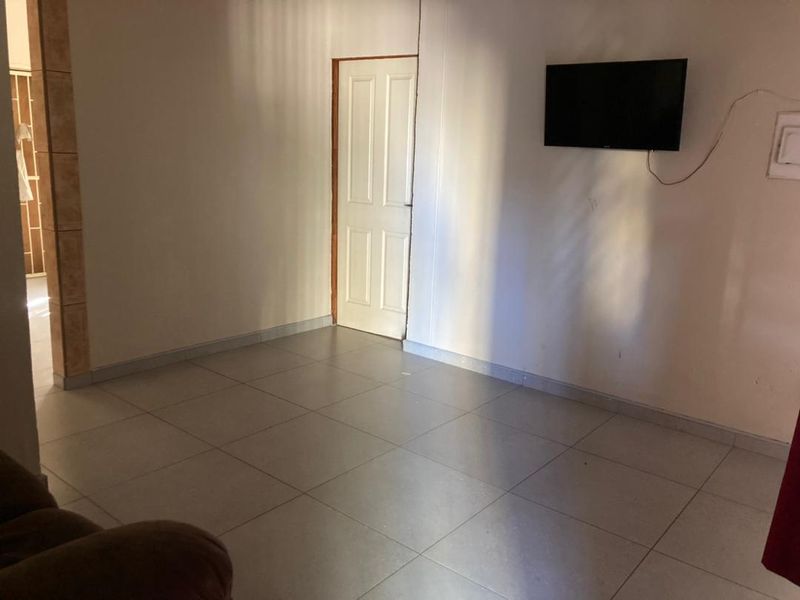 FOR SALE- 5 BEDROOM HOUSE IN WINDHOEK GRYSBLOCK, NAMIBIA - Photo 6