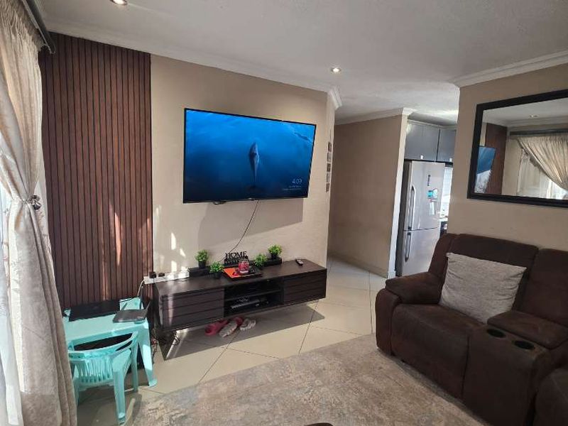 Luxury 3-Bedroom home with modern finishes for sale in Mahube Valley, - Photo 5