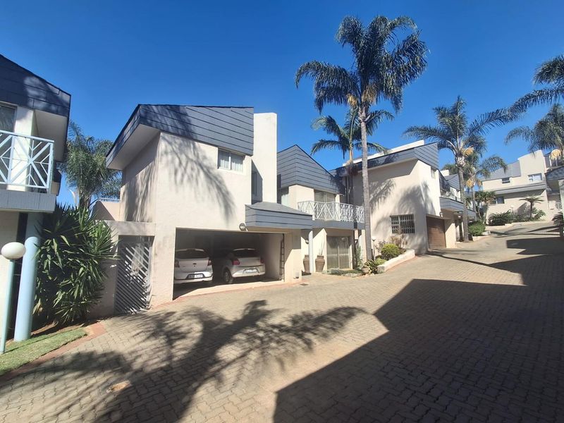 PET FRIENDLY DUPLEX IN BASSONIA - Photo 2