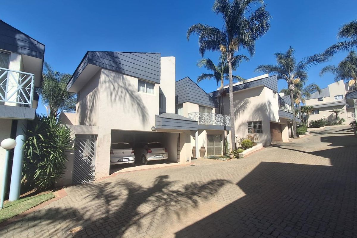 PET FRIENDLY DUPLEX IN BASSONIA - Photo 2