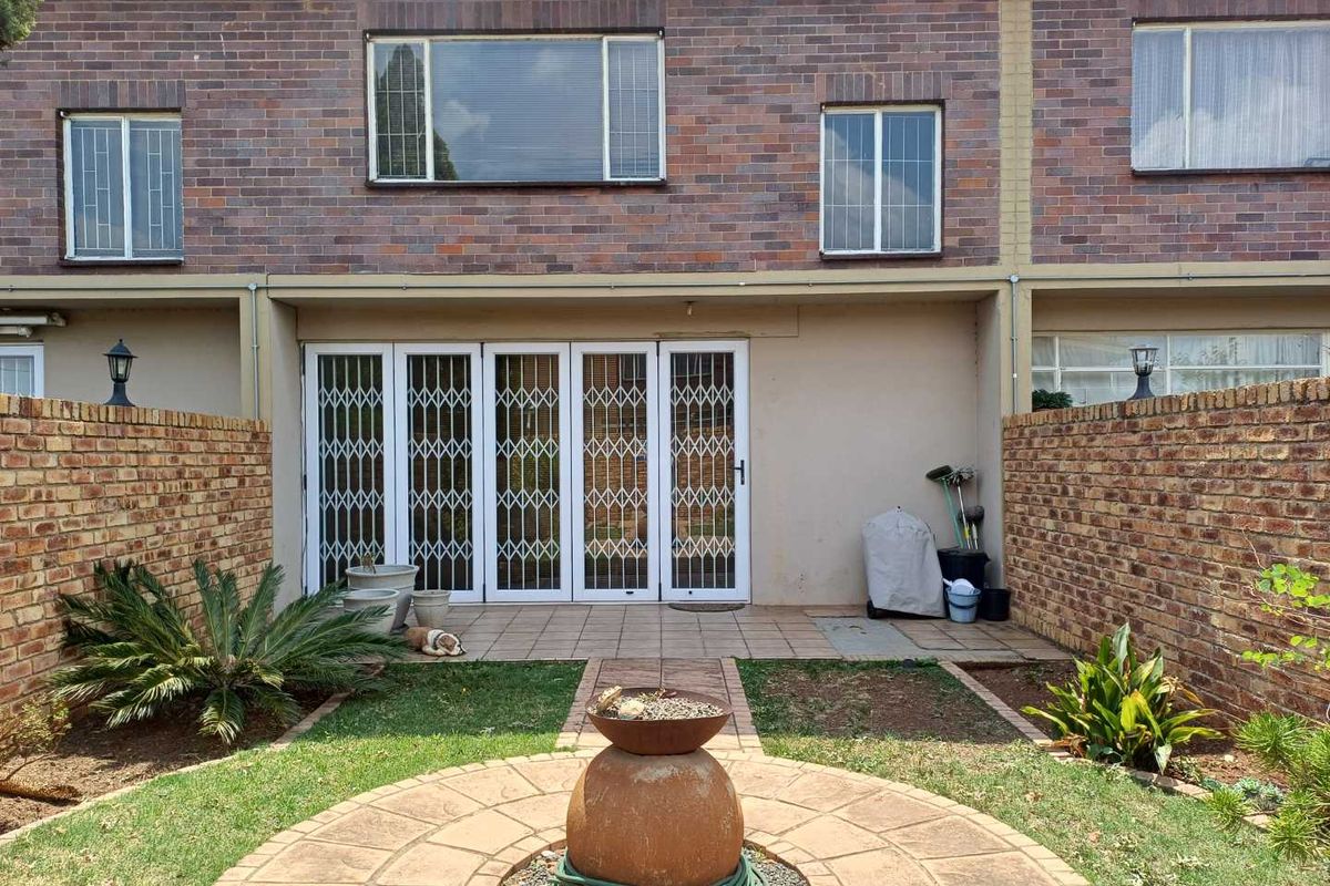 LOVELY TOWN HOUSE - Photo 3