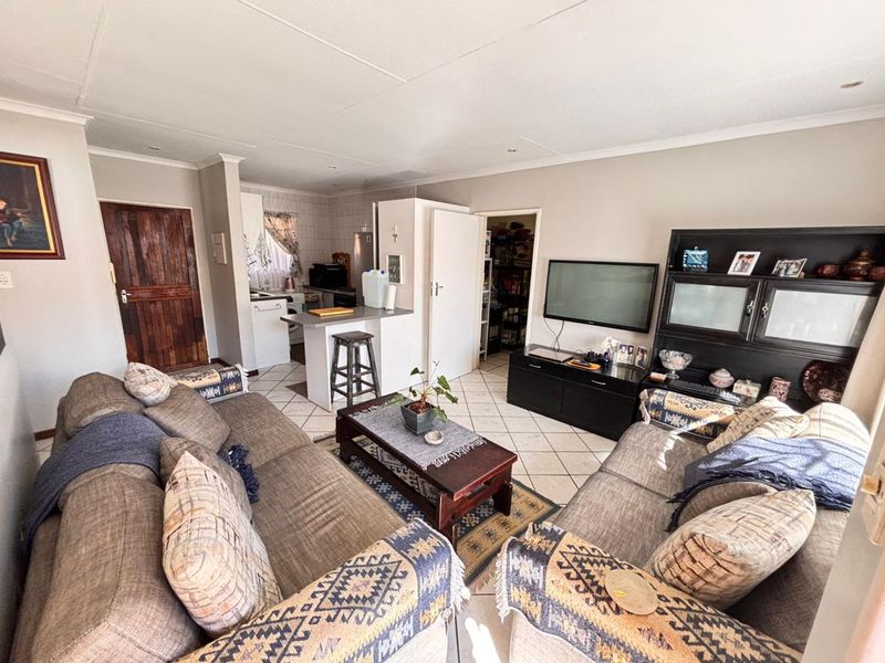 Charming Facebrick Townhouse in Secure Complex - Photo 7