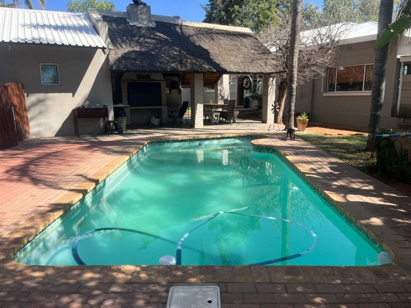 Spacious 4-Bedroom Family Home with 2 Flats in Prime Location - Photo 2