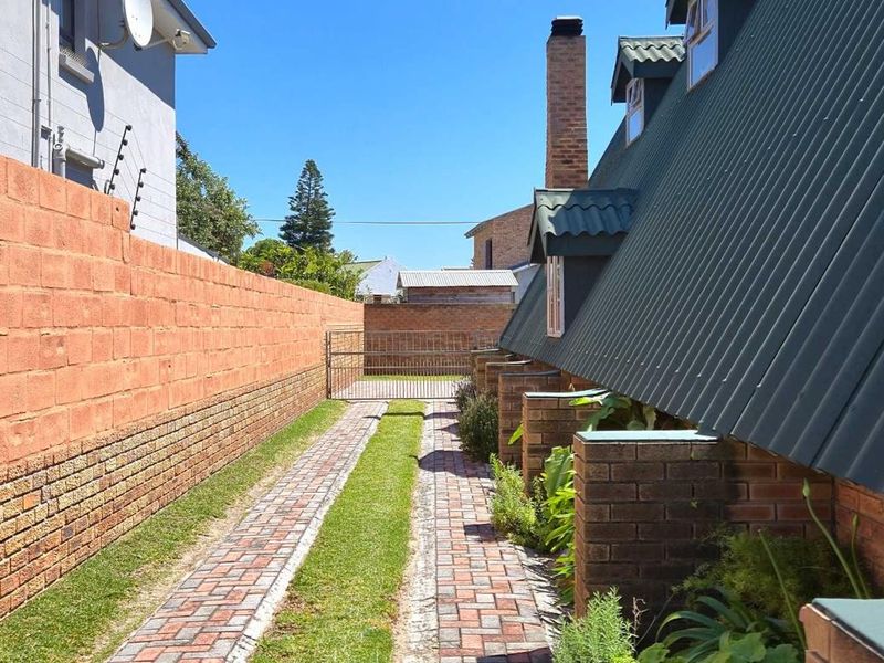 Spacious Coastal Dual Living Home with Distant Sea Views in Franskraal - Photo 6