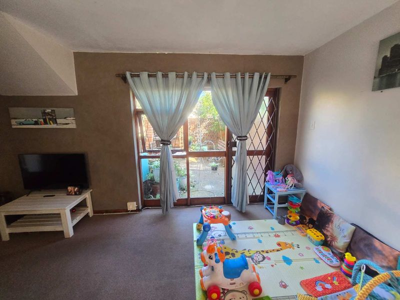 Spacious 3-Bedroom Duplex with Braai Patio & Pool Views | Belmore Park, Westering - Photo 7