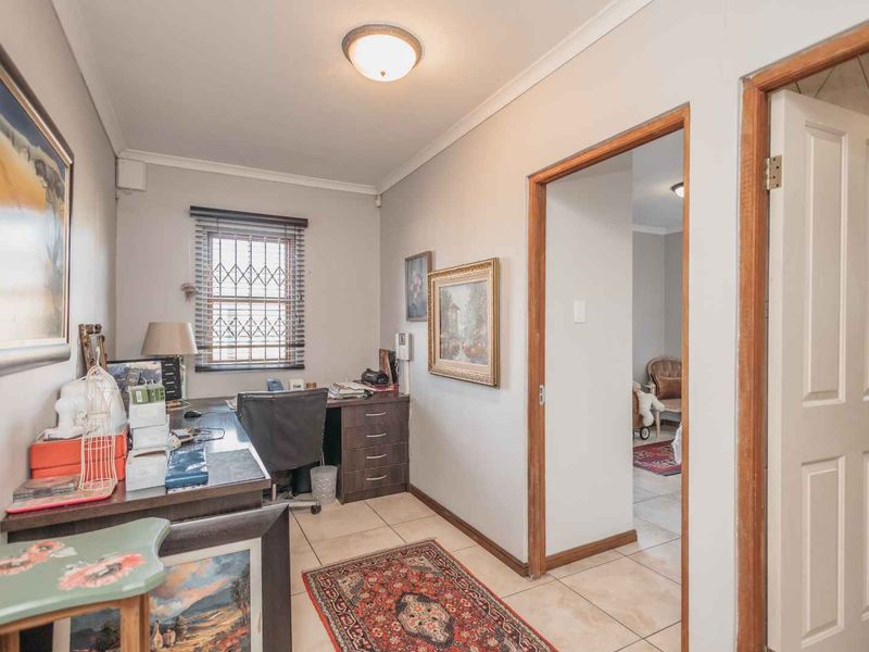 Beautiful 4-bedroom house with equestrian facilities on a smallholding to rent - Photo 4