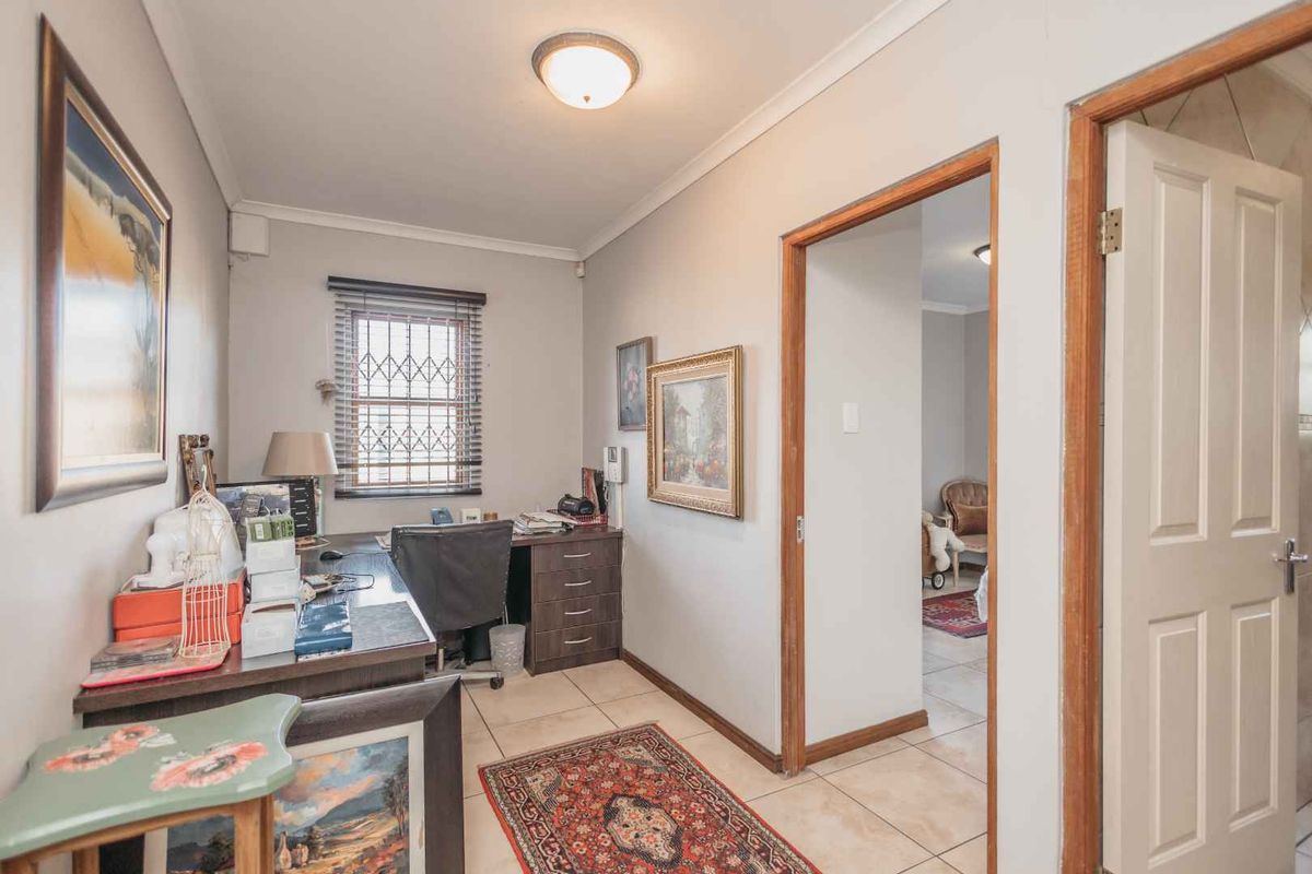 Beautiful 4-bedroom house with equestrian facilities on a smallholding to rent - Photo 4