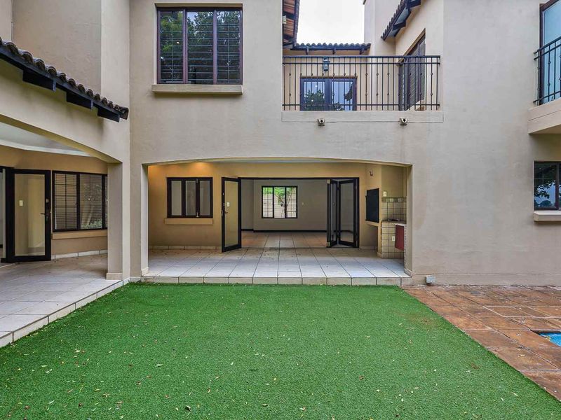 Sophisticated Luxury Living on the Fairway – Waterkloof Golf Estate - Photo 2