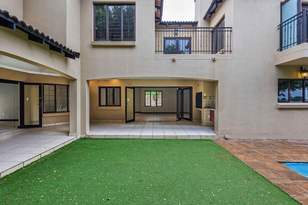 Sophisticated Luxury Living on the Fairway – Waterkloof Golf Estate - Photo 2