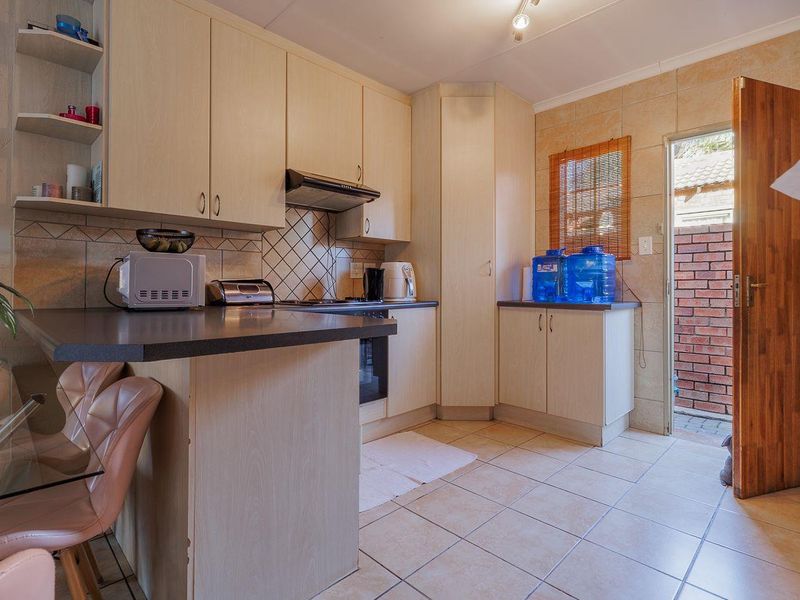 Three bedroom simplex with double garage - Heuwelsig Estate - Centurion - Photo 7