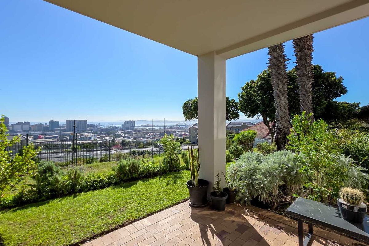 Tranquil City Views Await: Secure Two-Bedroom Apartment - Photo 2