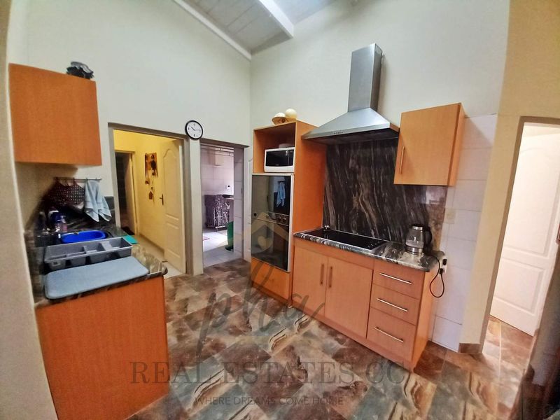 Family Home For Sale In Hentiesbay, Walking Distance From The Beach - Photo 9